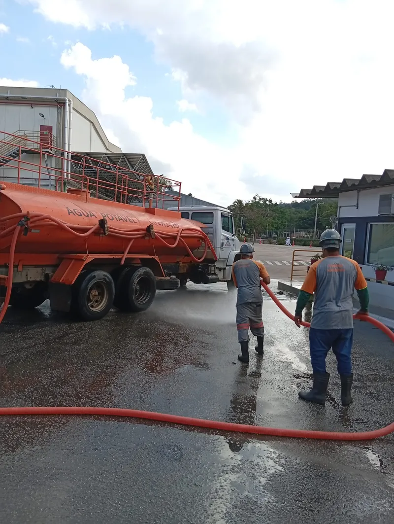 Caminhão pipa de água potável da Alvorada Saneamento estacionado no pátio industrial