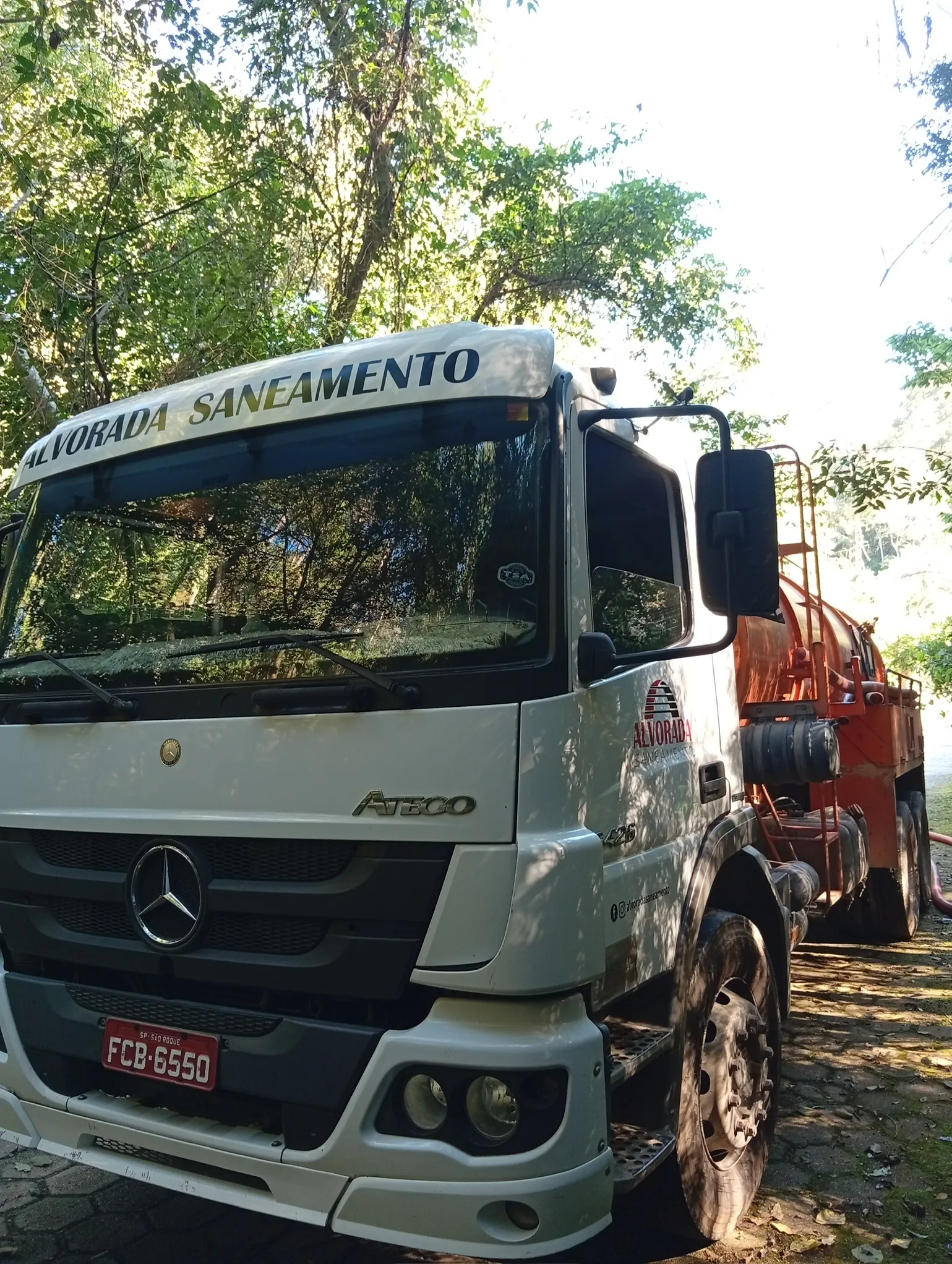Caminhão auto vácuo em pátio