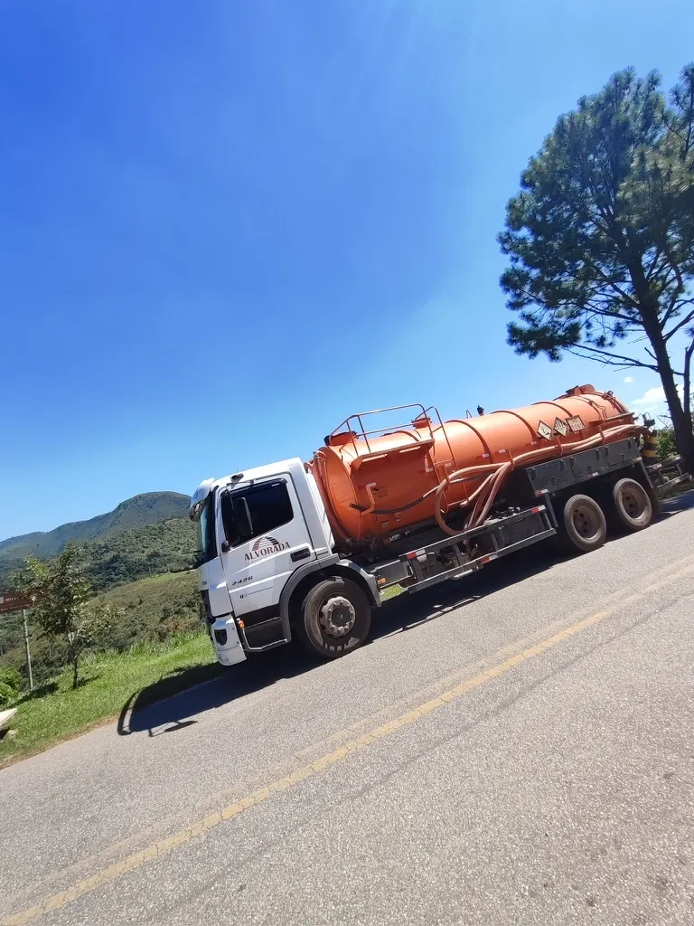 Caminhão em estrada de serra