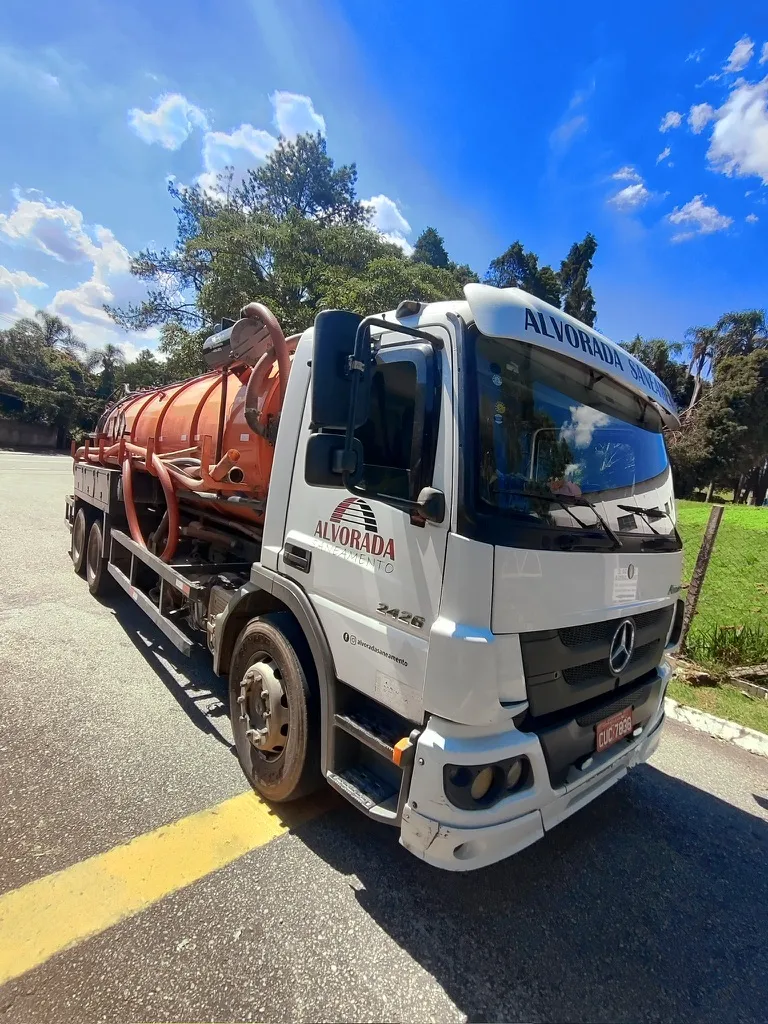 Detalhe da identidade visual Alvorada Saneamento no caminhão