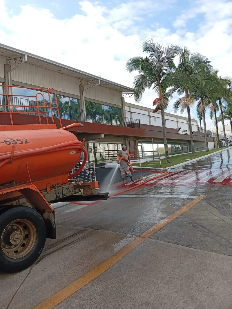 Lavagem de via de acesso com água do caminhão pipa